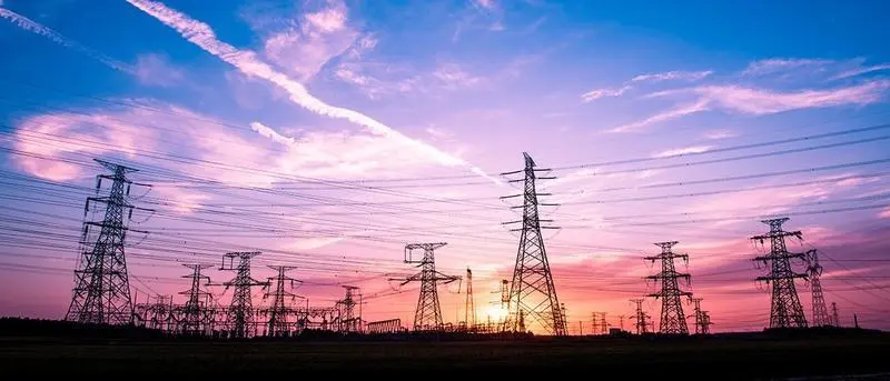 España enfrenta alza en precio de la luz que pone en jaque su economía y preocupa a Europa
