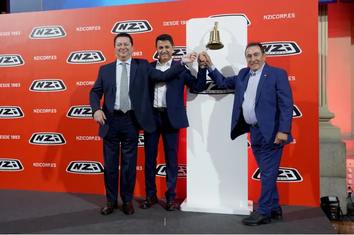 En la imagen, de izquierda a derecha: Juan José Bernat, director general; Nazario Ibáñez Ortín, CEO de la empresa; y Nazario Ibáñez, fundador de NZI, durante el toque de campana
