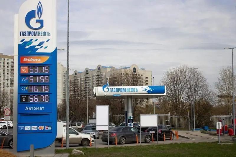 April 17, 2023, Moscow, Russia: A Gazprom Neft filling station is seen in Moscow. A subsidiary of Gazprom, Gazprom Neft is the third largest oil producer in Russia. According to Russian media reports, employees of Russian state oil and gas-producing corporations were informally prohibited from traveling abroad in December 2022. Recent reports indicate that rules on foreign travel for the above-mentioned employees were recently laxed to include 14 friendly countries including China, Turkey, India, Qatar, Serbia, Morocco, Sri Lanka, United Arab Emirates, and the CIS states.
Europa Press/Contacto/Vlad Karkov
(Foto de ARCHIVO)
17/4/2023