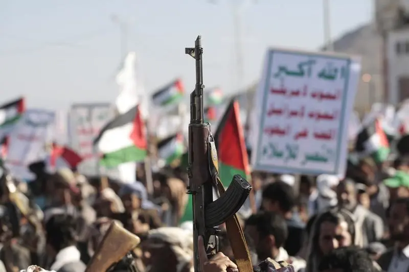 January 26, 2024, Sanaa, Sanaa, Yemen: Protesters supporting the Houthis hold up guns during  a rally against the U.S.-led strikes on Houthi targets, in Sanaa, Yemen..Yemeni Houthi launched a ballistic missile on Friday aimed at a U.S. warship patrolling the Gulf of Aden, the U.S. Central Command reported. there were no injuries or damage to the ship.
Europa Press/Contacto/Osamah Yahya
(Foto de ARCHIVO)
26/1/2024