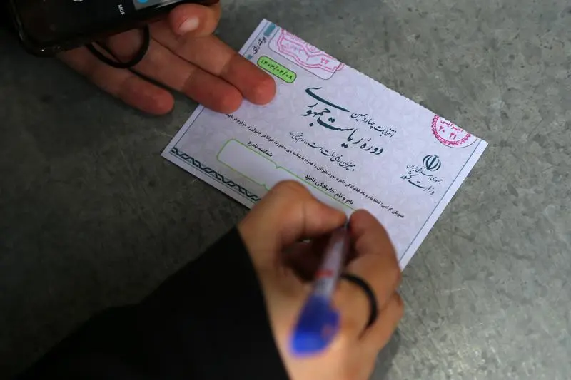 28 June 2024, Iran, Shahre Ray: An Iranian woman fills out her ballot during Iran's 2024 early Presidential elections at Shah Abdol-Azim Shrine polling station in Shahre Ray, southern Tehran. Following the helicopter crash that claimed the life of conservative president Ebrahim Raisi, Iranians vote on June 28 to choose a new president. Around 61 million Iranians are eligible to participate in the election. Photo: Rouzbeh Fouladi/ZUMA Press Wire/dpa
Rouzbeh Fouladi/ZUMA Press Wire/ DPA
28/6/2024 ONLY FOR USE IN SPAIN