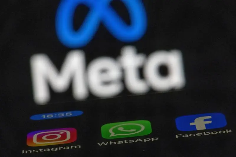 ILLUSTRATION - 16 May 2024, Mecklenburg-Western Pomerania, Schwerin: The Instagram, Facebook and WhatsApp apps can be seen on the display of a smartphone, in front of the logo of the Meta internet company. Photo: Jens Büttner/dpa
(Foto de ARCHIVO)
16/5/2024 ONLY FOR USE IN SPAIN