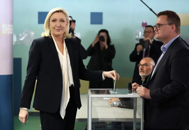 24 April 2022, France, Henin-Beaumont: French far-right party Rassemblement National (RN) presidential candidate Marine Le Pen casts her vote during the second round of France's presidential election at a polling station in Henin-Beaumont. Polling stations are open in mainland France, with 48.7 million eligible to vote in the run-off election between moderate incumbent Emmanuel Macron and far-right challenger Marine Le Pen. Photo: Thomas Samson/AFP/dpa
(Foto de ARCHIVO)
24/4/2022 ONLY FOR USE IN SPAIN