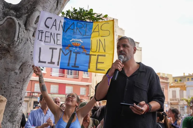 Uno de los organizadores de la concentración, Iván González, interviene durante una manifestación contra la inmigración, a 6 de julio de 2024, en Las Palmas de Gran Canaria, Gran Canaria, Canarias (España). Varios centenares de personas en Las Palmas de Gran Canaria y Santa Cruz de Tenerife han participado hoy en una manifestación contra la inmigración. Tras darse a conocer la convocatoria, 40 abogados pidieron a la Fiscalía Superior de Canarias que impidiera su celebración ante unas consignas en las que percibían que se puede incurrir en un delito de odio.
06 JULIO 2024;MANIFESTACIÓN;INMIGRACIÓN;ODIO;DELITO;PROTESTA
Europa Press Canarias / Europa Press
06/7/2024