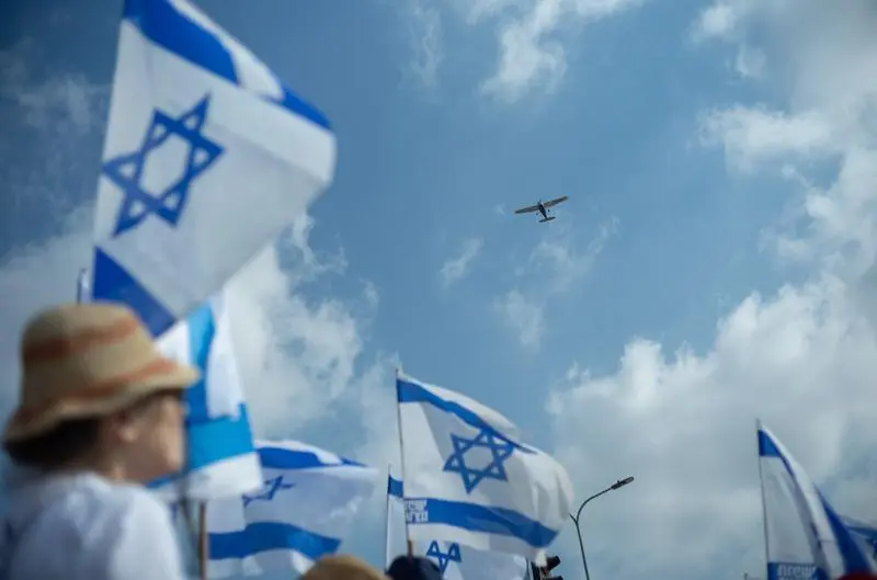 07 July 2024, Israel, Raanana: A plane flies over Israeli protesters as they shout slogans and hold Israeli flags in a rally to mark 9 months since the Hamas attack which took place on 07 October. Photo: ILIA YEFIMOVICH/dpa
07/7/2024 ONLY FOR USE IN SPAIN