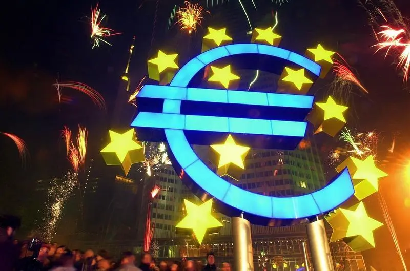 FILED - 01 January 2002, Hesse, Frankfurt: Fireworks rockets explode in the sky above the giant euro sculpture in front of the then European Central Bank (ECB) in Frankfurt. In a controversial vote, Bulgaria's parliament rejected a referendum back by a far-right party seeking to delay the introduction of the euro. Photo: Boris Roessler/dpa
(Foto de ARCHIVO)
01/1/2002 ONLY FOR USE IN SPAIN