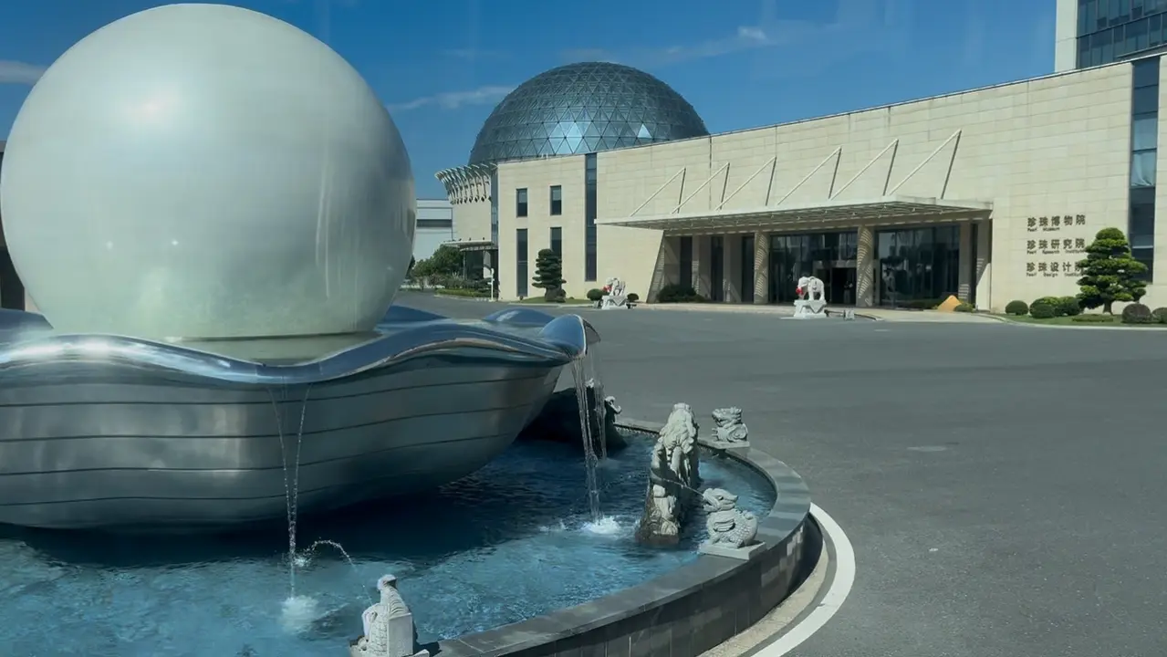 Entrada al Museo de la Perla en Deqing, coronada por una escultura monumental que celebra el símbolo local por excelencia. En este centro también funcionan un instituto de investigación y un estudio de diseño especializados en el cultivo y procesamiento de perlas.