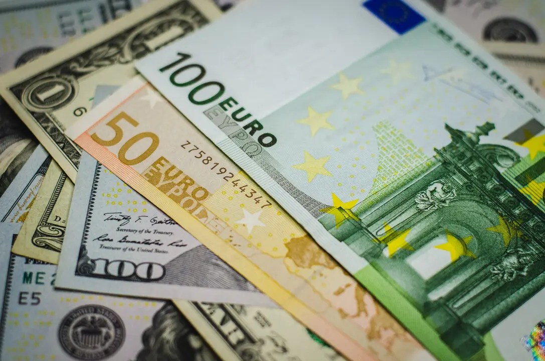 El euro alcanza su nivel más alto en cuatro años frente al dólar ante expectativas de recortes del Fed