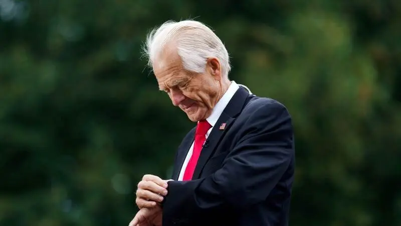 Navarro urge a la Reserva Federal a recortar en 50 puntos básicos, señalando exceso en la política monetaria