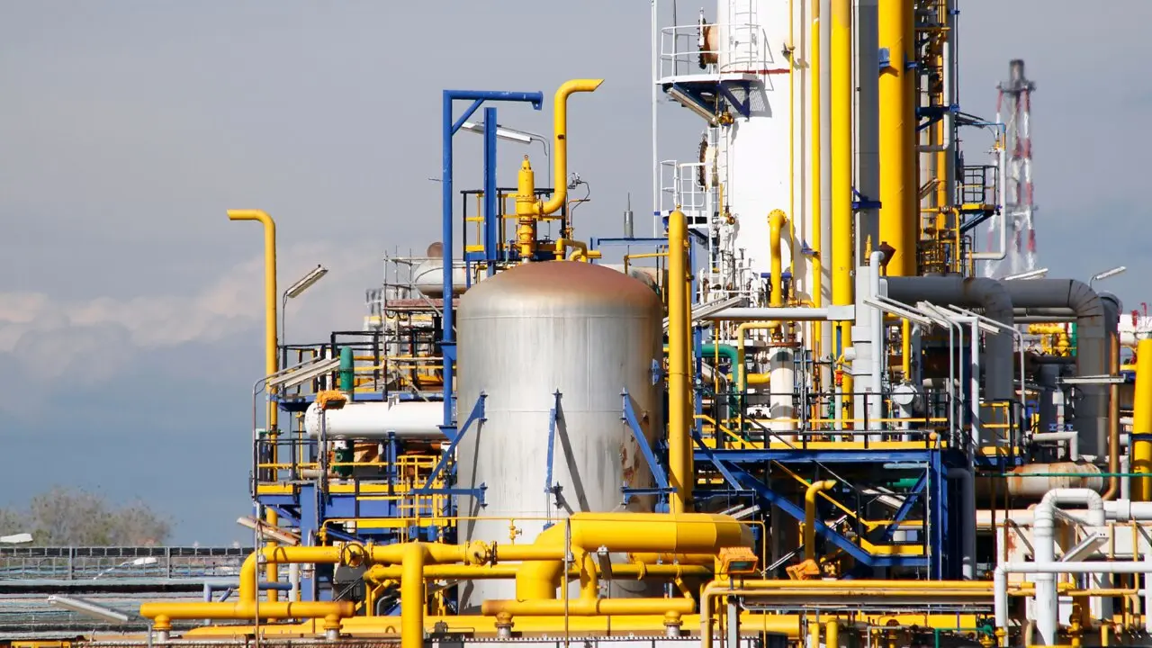 Inventarios comerciales de crudo en EE. UU. caen drásticamente: ¿qué implica para los precios y la economía global?