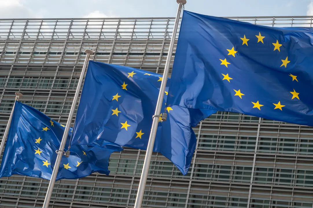 El Tesoro de la UE coloca €2.100 millones a 2028 al 2,302% y enfría la demanda en el tramo largo