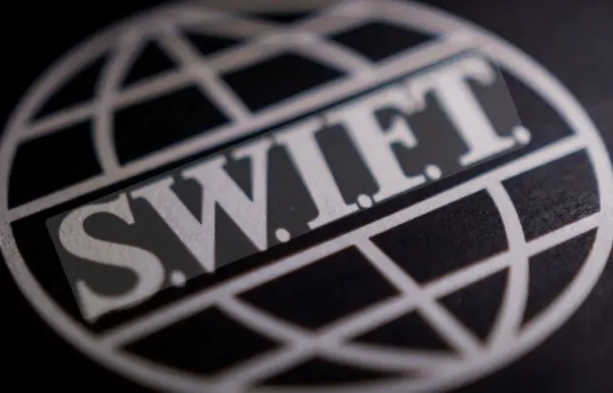SWIFT introduce un libro mayor basado en blockchain para pagos transfronterizos 24/7