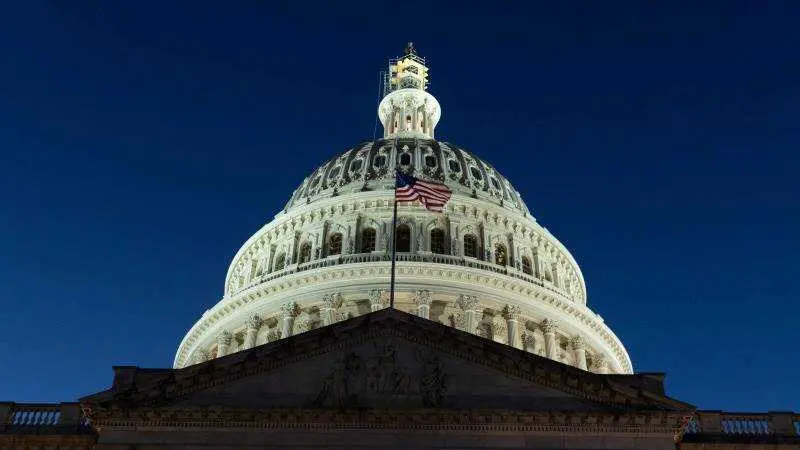 Estados Unidos entra en cierre gubernamental tras desacuerdo presupuestario

EPA/MICHAEL REYNOLDS