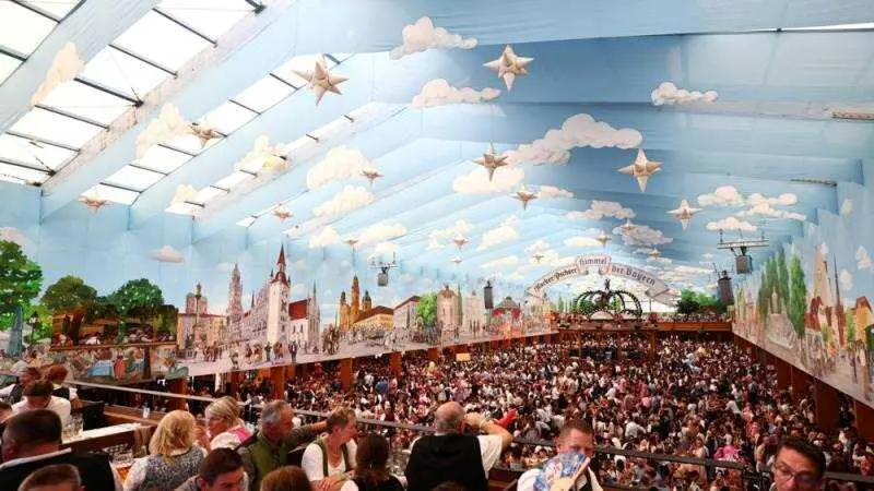 El recinto del Oktoberfest cerró tras un incendio y explosiones en Múnich - E P A / A N N A S Z I L A G Y I