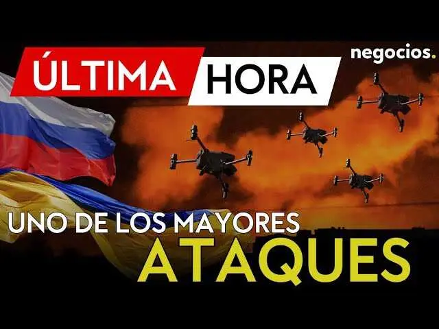 Un sistema de defensa antiaérea en acción durante la noche, en medio de un ataque con drones reportado por Rusia.<br>                        <br>                        <br>                        <br>                      