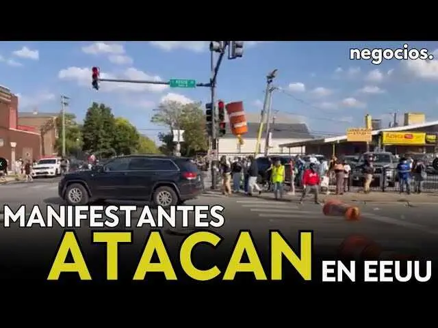 Imagen de las calles de Chicago en medio de protestas, con agentes policiales en acción y calles llenas de gente en tensión.<br>                        <br>                        <br>                        <br>                      