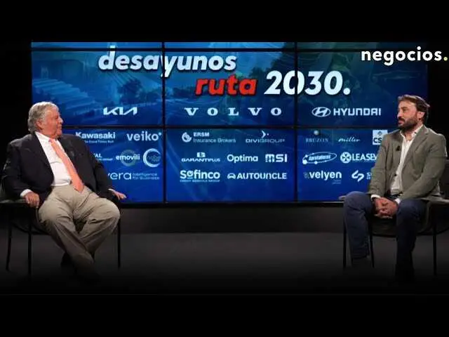 Imagen en miniatura del vídeo en YouTube que muestra un coche eléctrico junto a un punto de carga con motivo tecnológico y urbano.<br>                        <br>                        <br>                        <br>                      