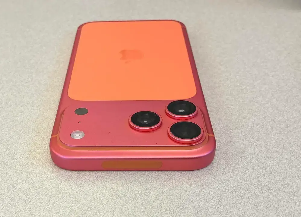 update-on-orange-iphone-17-pro-max-that-turned-rose-gold-v0-w3roauyj93vf1