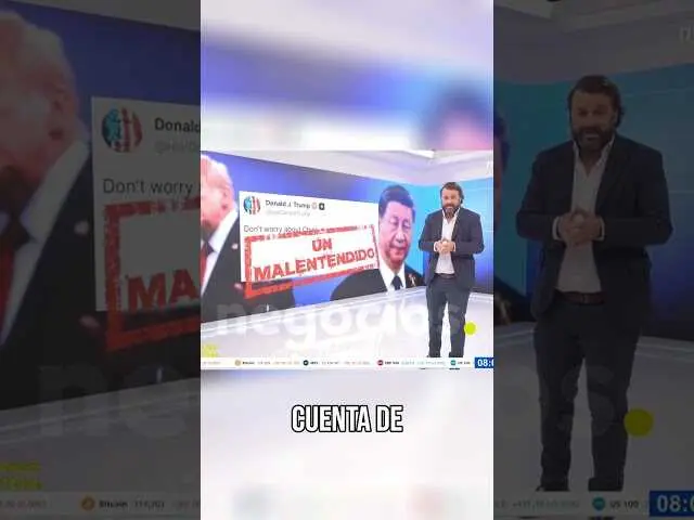 Jerome Powell en conferencia, con gráficos económicos y simbolismos de mercados financieros<br>                        <br>                        <br>                        <br>                      