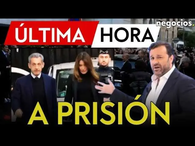 Fotografía de Nicolás Sarkozy abandonando su residencia en París, escoltado por un fuerte dispositivo de seguridad antes de ingresar en prisión.<br>                        <br>                        <br>                        <br>                      