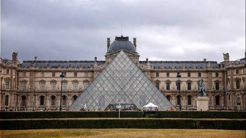El Louvre reabre por primera vez tras el robo - E PA / Y O A N V A L A T​