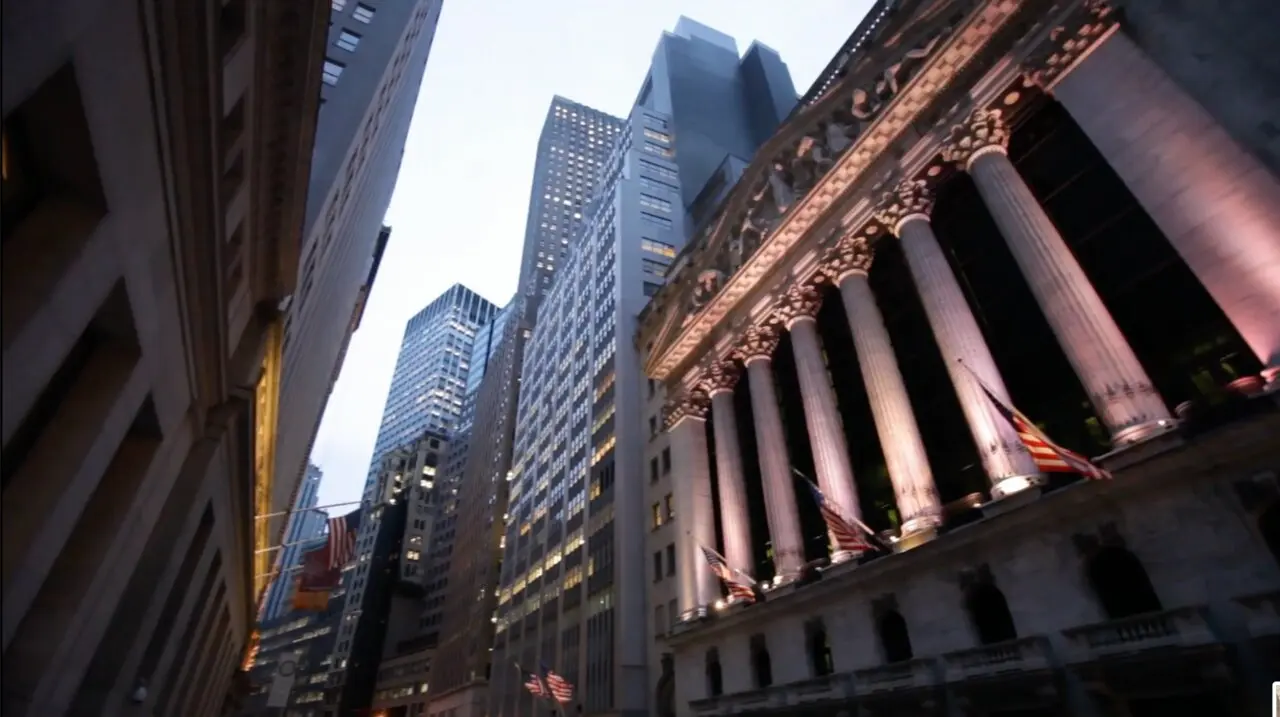 El Dow Jones cae 295 puntos mientras los rendimientos de bonos suben y las criptomonedas caen