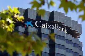 CaixaBank completa el 84,7 % de su recompra de acciones y mantiene su cotización estable en torno a los 8,87 euros