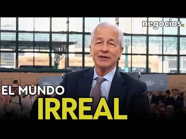 Jamie Dimon en una conferencia, destacando la importancia del trabajo presencial y la colaboración en oficina.<br>                        <br>                        <br>                        <br>                      