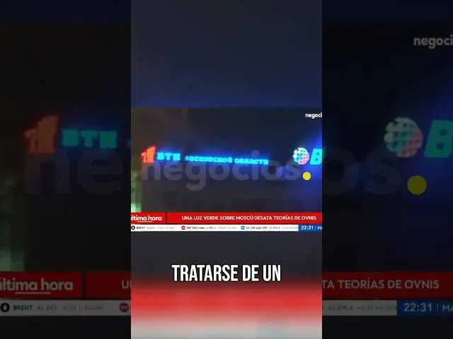 Fotograf&iacute;a nocturna que muestra una intensa luz verde surcando el cielo sobre Mosc&uacute;, Rusia.<br>                        <br>                        <br>                        <br>                      