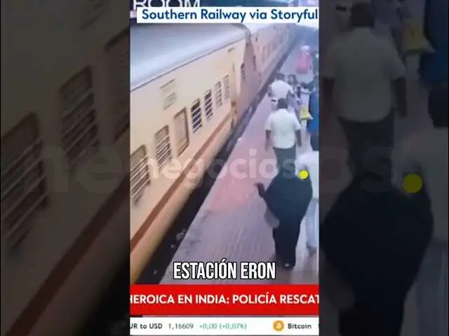 Policía realizando el rescate de una mujer en un tren en marcha durante una acción heroica en India.<br>                        <br>                        <br>                        <br>                      
