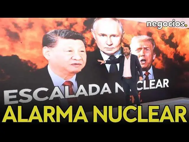 Donald Trump durante una rueda de prensa, de fondo una bandera estadounidense y titulares sobre pruebas nucleares<br>                        <br>                        <br>                        <br>                      