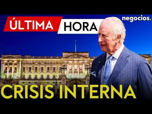 El rey Carlos III y el príncipe Andrés en un acto público antes de la controversia que llevó a la retirada de sus títulos.<br>                        <br>                        <br>                        <br>                      