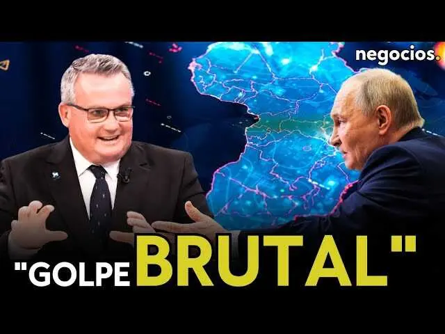 Andrew Smith durante su análisis en Negocios TV, con mapa del Sahel y gráficos de pruebas balísticas de fondo.<br>                        <br>                        <br>                        <br>                      