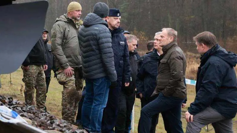 @ D O N A L D T U S K X