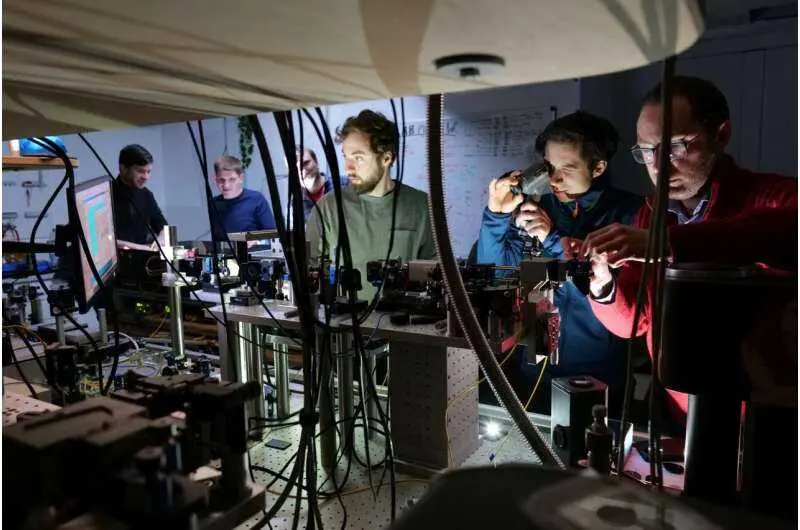 Physicists from research groups at the University of Stuttgart, Saarbrücken, and Dresden conducting an experiment on quantum teleportation (left to right: Tobias Bauer, Marlon Schäfer, Caspar Hopfmann, Stefan Kazmaier, Tim Strobel, Simone Luca Portalupi). Credit: Julian Maisch