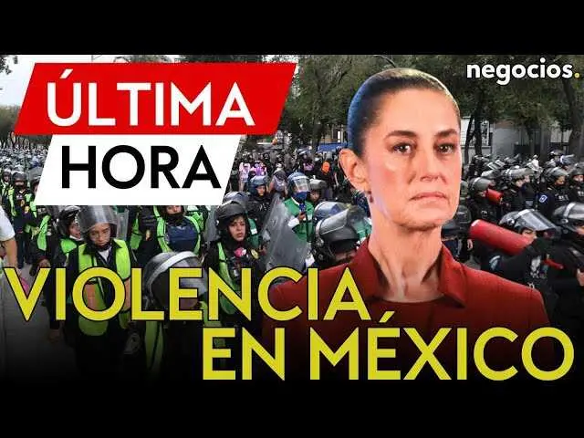 Jóvenes manifestantes avanzan por la avenida principal en la Ciudad de México durante la protesta de la Generación Z.<br>                        <br>                        <br>                        <br>                      