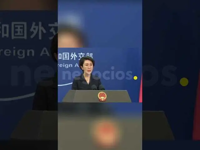 Captura del vídeo de Negocios TV donde se aborda la amenaza pública de China a Japón con fondo de mapas asiáticos y banderas nacionales.<br>                        <br>                        <br>                        <br>                      