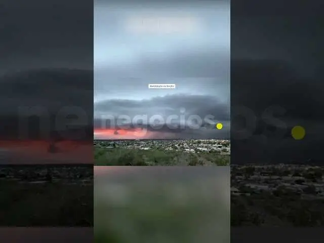 Imagen que muestra la tormenta roja sobre Phoenix, con un cielo iluminado por una intensa descarga eléctrica.<br>                        <br>                        <br>                        <br>                      