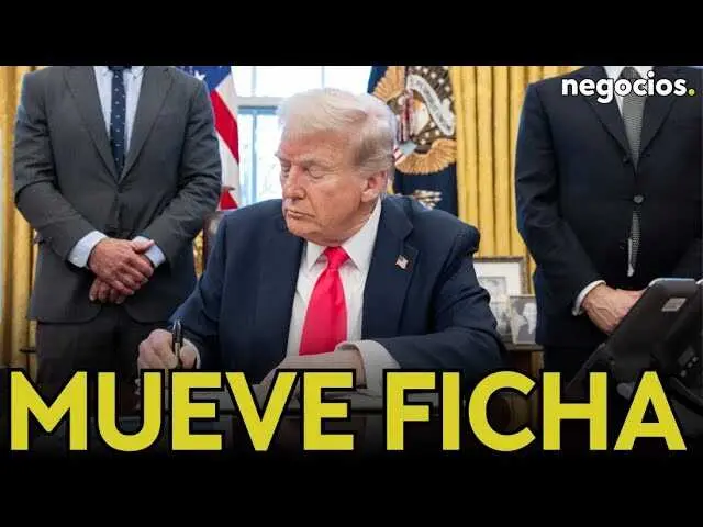 Donald Trump firmando la orden ejecutiva en un acto oficial con la bandera estadounidense al fondo.<br>                        <br>                        <br>                        <br>                      