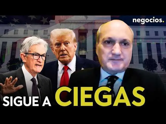 Jerome Powell en rueda de prensa, con gráficos económicos desenfocados y señales de alerta sobre datos económicos<br>                        <br>                        <br>                        <br>                      