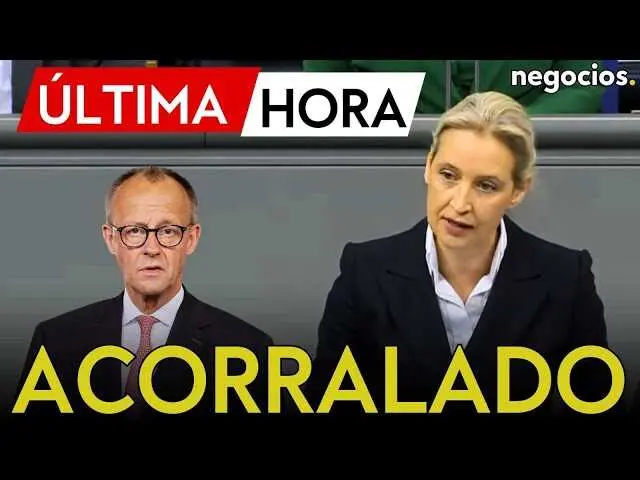 Alice Weidel en un acto público, con el fondo del logotipo de Alternativa para Alemania (Afd), durante un discurso marcado por críticas a la gestión política y social en Alemania.<br>                        <br>                        <br>                        <br>                      
