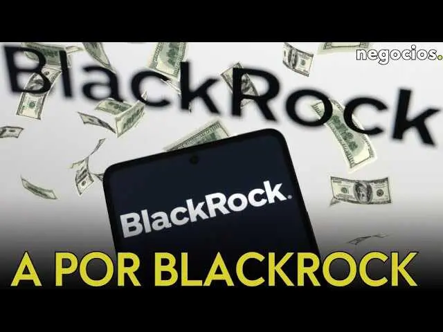 Brad Lander, contralor de Nueva York, frente a gráficos financieros y símbolos climáticos, ilustrando la tensión reciente contra BlackRock.<br>                        <br>                        <br>                        <br>                      
