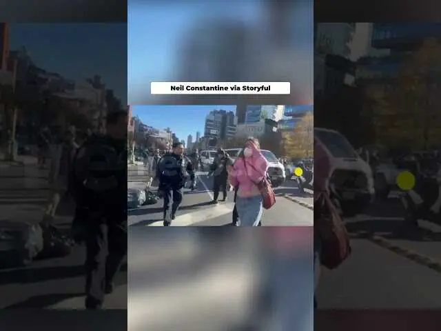 Imagen que muestra el momento en que manifestantes intentan bloquear a agentes federales en las calles de Manhattan durante una protesta.<br>                        <br>                        <br>                        <br>                      
