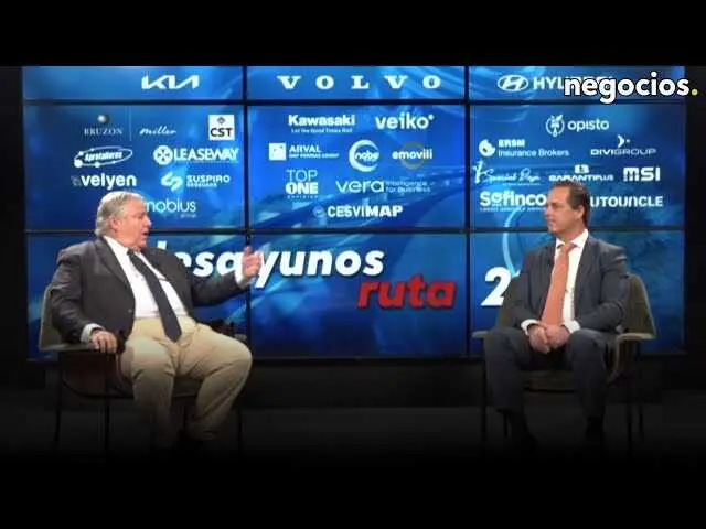 Vista frontal de un coche de hidrógeno moderno con fondo urbano, representando la movilidad del futuro.<br>                        <br>                        <br>                        <br>                      