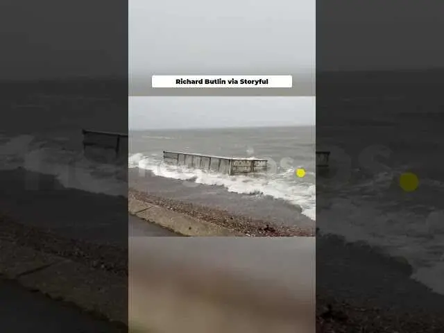 Contenedores varados en una playa de Inglaterra con la carga de bananas dispersa en la arena.<br>                        <br>                        <br>                        <br>                      