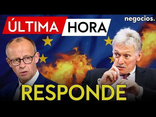 Dimitri Peskov dando declaraciones públicas en rueda de prensa con fondo de bandera rusa.<br>                        <br>                        <br>                        <br>                      