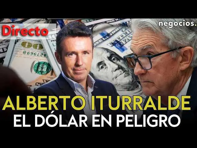 Jerome Powell durante una conferencia de prensa, con gráficos del mercado financiero y logos de Warner en el fondo.<br>                        <br>                        <br>                        <br>                      