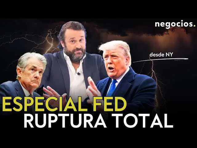 Imagen ilustrativa del anuncio de la Reserva Federal con gráficos económicos en pantalla y la figura de Jerome Powell.<br>                        <br>                        <br>                        <br>                      