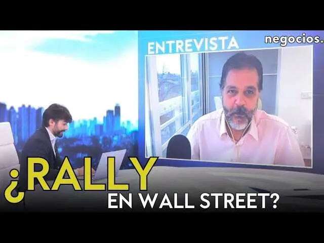 Gerardo Ortega analizando los mercados financieros en Negocios TV con gr&aacute;ficos de &iacute;ndices en segundo plano.<br>                        <br>                        <br>                        <br>                      