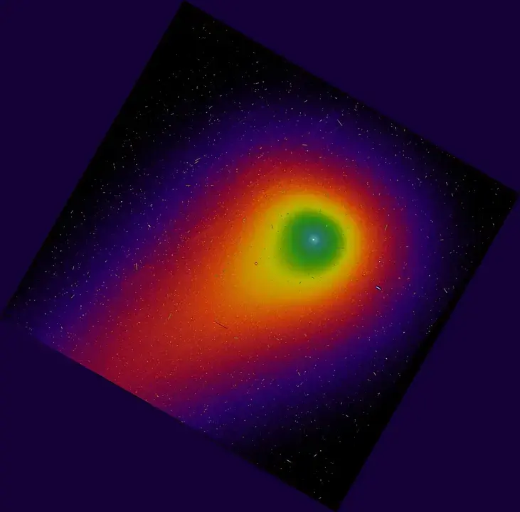 Imagen de 3I/ATLAS, tomada el 7 de enero de 2026 por el Telescopio Espacial Hubble (panel superior) y procesada mediante el filtro de gradiente rotacional Larson-Sekanina (panel inferior). El panel inferior muestra una estructura de triple chorro con un prominente chorro anticola en direcci&oacute;n al Sol, hacia la esquina inferior izquierda de la imagen. El chorro anticola se extiende a una escala del orden de la separaci&oacute;n Tierra-Luna. (Cr&eacute;dito de la imagen: Toni Scarmato, basado en datos publicados por NASA/ESA/STScI aqu&iacute;)